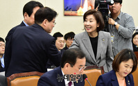 [포토] 인사청문회, 의원들 격려나선 나경원 원내대표