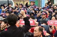 [포토] 팔뚝질하는 전국노동자대회 참석자들