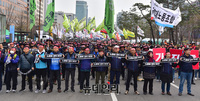 [포토] 국회 앞에 모인 민주노총 노조원들