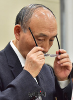 [포토] 안경을 고쳐쓰는 조동호 과기정통부 장관 후보자