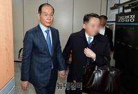 [포토] MB재판 증언마치고 법정나서는 이학수 전 삼성그룹 부회장