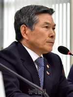 [포토] 의원들의 질문에 답하는 정경두 국방부 장관