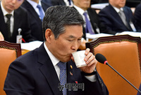 [포토] 물 마사는 정경두 국방부 장관