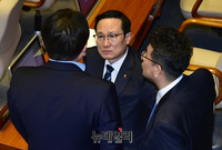 [포토] 홍영표 민주당 원내대표 찾은 정양석 한국당 원내수석 