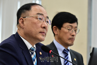 [포토] 답변하는 홍남기 경제부총리