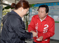 [포토] 명함 건네는 강기윤 창원성산 후보