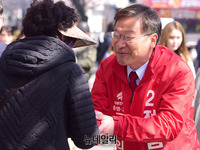 [포토] 지지호소 하는 정점식 한국당 후보