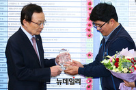 [포토] 더불어민주당, 을지로 상생 꽃달기 행사