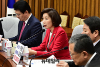 [포토] 자유한국당 원내대책회의, 발언하는 나경원