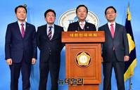 [포토] 민주당 주장 반박하는 한국당 정무위 소속 의원들