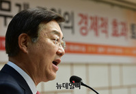 [포토] 탄련근무제 관련 토론회서 개회사하는 김종석 의원