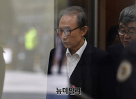 [포토] 법정나서는 이명박 전 대통령, 증인 김석한 불출석