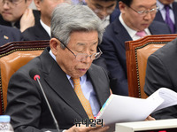 [포토] 답변 준비하는 유인태 국회사무총장