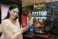 [포토] 롯데百 "타투 새겨진 가죽 상품 어때요"