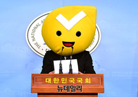 [포토] 정의당 캐릭터 인형탈 쓰고 현안 브리핑 하는 최석 대변인