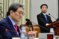 [포토] 노영민 비서실장 바라보는 윤도한 청와대 국민소통수석