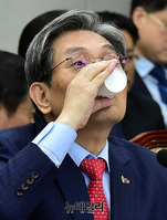 [포토] 물 마시는 노영민 대통령 비서실장