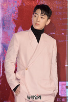 [포토] 핑크빛 수트 입은 가수 그레이