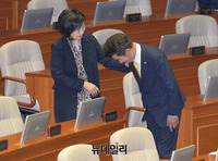 [포토] 국회 본회의서 대화나누는 '손혜원-여영국' 