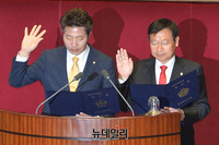 [포토] 의원 선서하는 '여영국-정점식'