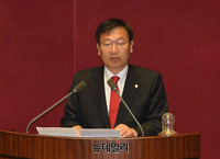 [포토] 인사말하는 정점식 한국당 의원