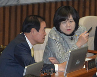 [포토] 국회 본회의서 대화나누는 '이정미-장병완'