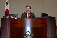 [포토] 의원총회서 인사말하는 정점식 한국당 의원