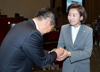 [포토] 악수하는 '나경원-정점식'