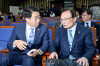 [포토] 의원총회서 대화하는 '이해찬-조정식'