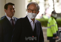 [포토] 재판 참석하는 MB...핵심증인 이팔성 전 회장 증인출석
