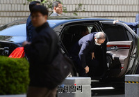 [포토] 재판 참석하는 이명박 전 대통령, 핵심증인 이팔성 출석