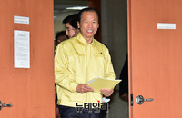 [포토] 정론관 들어서는 최문순 강원지사