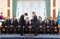 [포토] 임명장 받는 진영 신임 행정안전부 장관