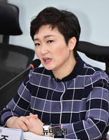 [포토] '전통시장법 개정을 위한 토론회' 인사말 하는 이언주