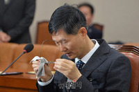 [포토] 안경 고쳐쓰는 문형배 헌법재판관 후보