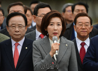 [포토] 청와대 앞 찾은 나경원, 무능과 비리 규탄