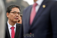 [포토] 대화 나누는 곽상도 한국당 의원