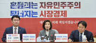 [포토] 조국 민정수석 사퇴 요구하는 나경원 한국당 원내대표