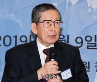 [포토] 주제발표하는 유영익 교수