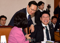 [포토] 한국당 의원들과 대화하는 홍영표