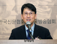 [포토] 서재필 언론문화상 수상 소감 전하는 김경훈 기자