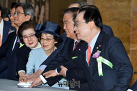 [포토] '임시의정원 개원 100주년' 기념 제막 버튼 누르는 문희상