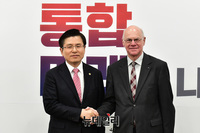 [포토] 아데나워 재단 총재 접견하는 황교안 자유한국당 대표