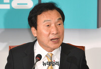 [포토] 외교안보 관련 기자간담회 갖는 손학규 