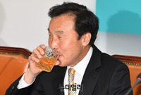 [포토] 물 마시는 손학규 바른미래당 대표