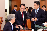 [포토] 심각한 표정으로 대화하는 여상규-김도읍-오신환