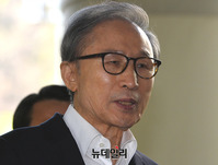 [포토] 항소심 공판 출석하는 이명박 전 대통령
