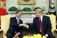 [포토] 악수나누는 한미 정상