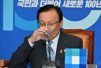 [포토] 물 마시는 이해찬 민주당 대표