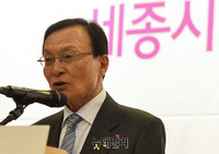 [포토] '세종시 특별법' 개정 토론회서 환영사하는 이해찬